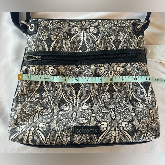 NWT Sakroots Artist Circle Flat Crossbody Black & White Doves Soulful Spirit - Picture 2 of 13